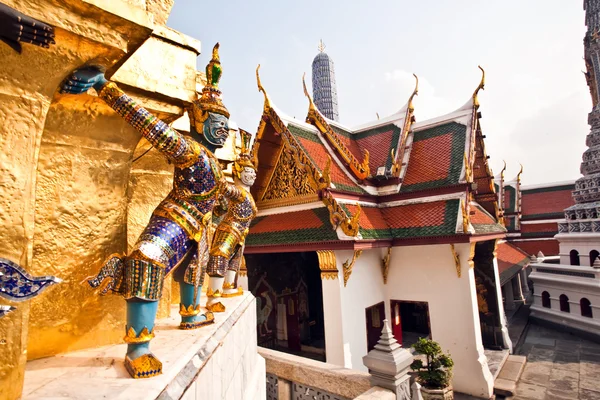 Famoso templo Phra Sri Ratana Chedi cubierto con papel de aluminio de oro en th —  Fotos de Stock