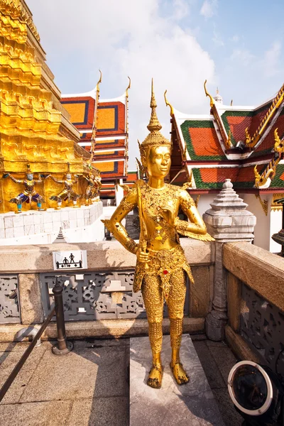 A kinaree, egy mitológiai alak, a nagy palota, Bangkok — Stock Fotó