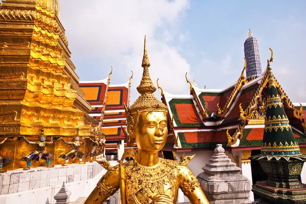 Un kinaree, una figura mitológica, en el Gran Palacio de Bangkok — Foto de Stock