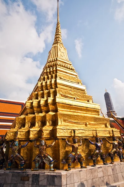 Ünlü tapınağı phra sri ratana chedi TH altın folyo ile kaplı. — Stok fotoğraf
