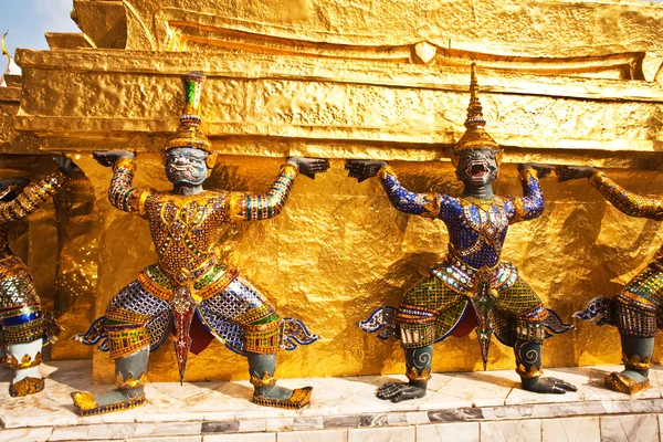Karyatide no Chedi dourado no Grand Palace — Fotografia de Stock