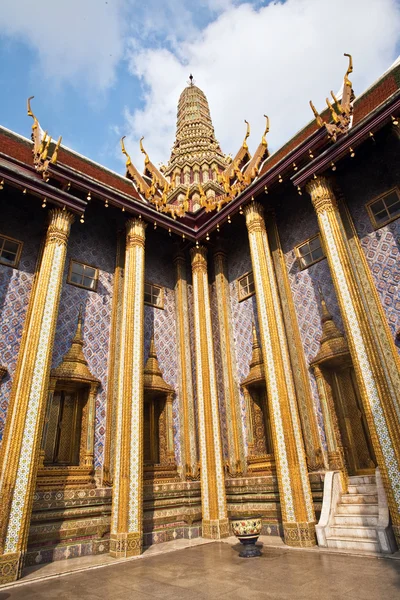 Famoso templo Phra Sri Ratana Chedi en el Gran Palacio —  Fotos de Stock
