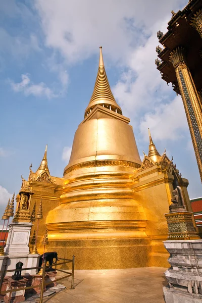 Famoso templo Phra Sri Rattana Chedi cubierto con papel de aluminio de oro en t —  Fotos de Stock