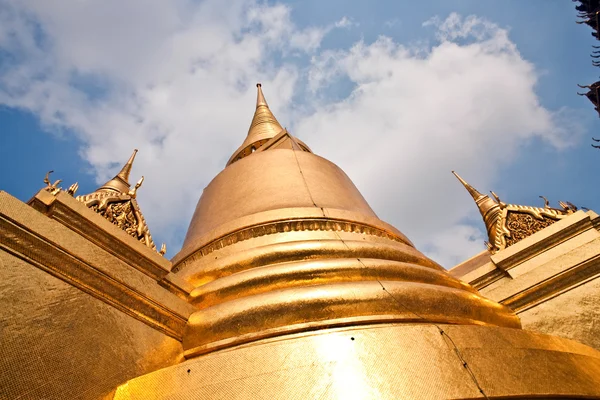 Famoso templo Phra Sri Rattana Chedi cubierto con papel de aluminio de oro en t — Foto de Stock
