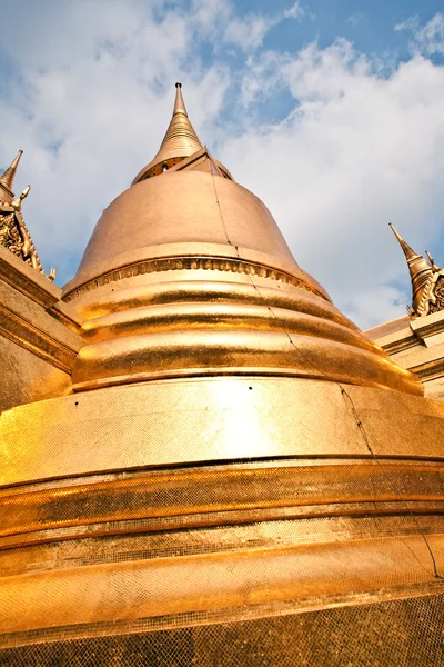 Temple célèbre Phra Sri Rattana Chedi recouvert de feuille d'or en t — Photo