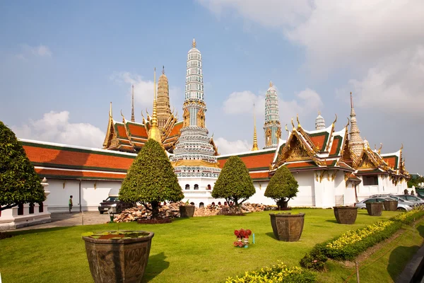 著名 prangs 在曼谷庙地区宏伟的宫殿中 — 图库照片