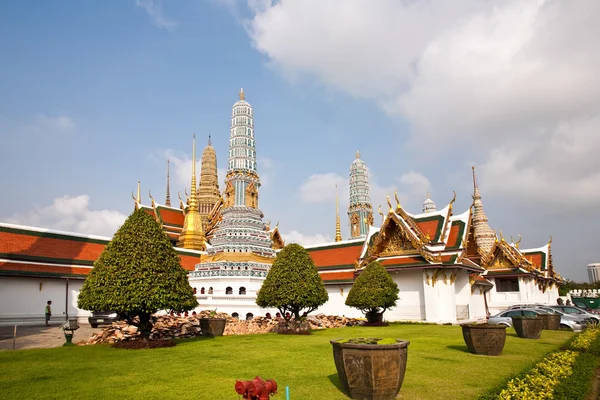 Ünlü grand palace Bangkok tapınak alanı içinde prangs — Stok fotoğraf
