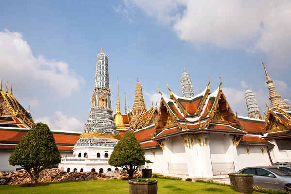 著名 prangs 在曼谷庙地区宏伟的宫殿中 — 图库照片