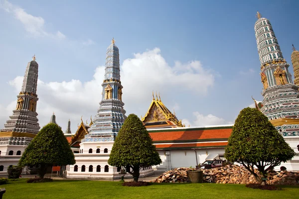 Prangs célèbres dans le Grand Palais à Bangkok dans la zone du temple — Photo