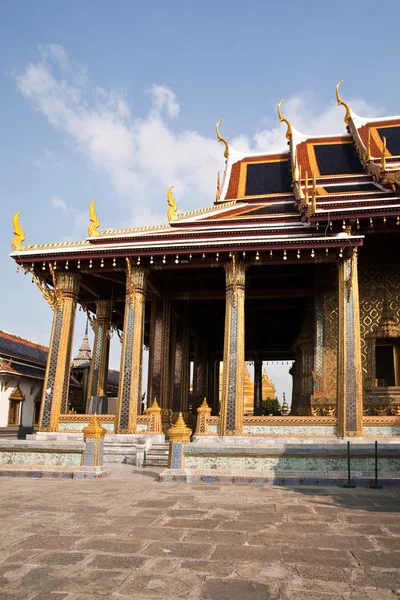Słynnej świątyni phra sri ratana chedi pokryte folia złota w th — Zdjęcie stockowe