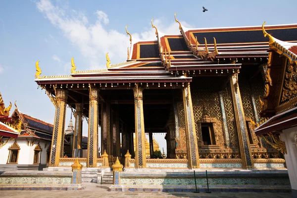 Famous temple Phra Sri Ratana Chedi covered with foil gold in th — Stock Photo, Image