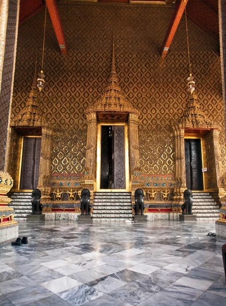 Famoso tempio Phra Sri Ratana Chedi ricoperto di lamina d'oro in th — Foto Stock