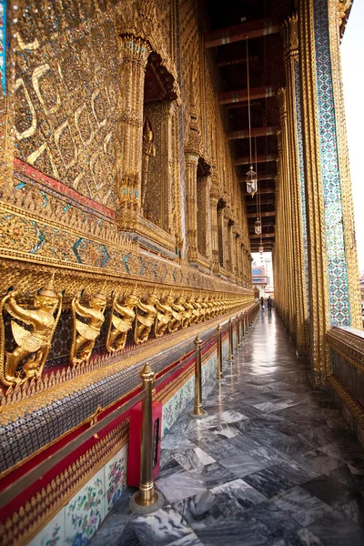 Templo famoso Phra Sri Ratana Chedi coberto com folha de ouro em th — Fotografia de Stock