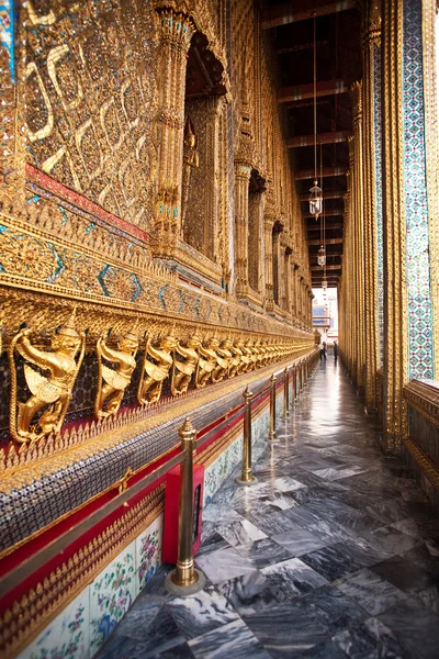 Templo famoso Phra Sri Ratana Chedi coberto com folha de ouro em th — Fotografia de Stock