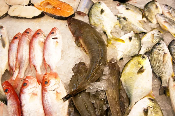 Peces frescos enteros se ofrecen en el mercado de pescado en Asia —  Fotos de Stock