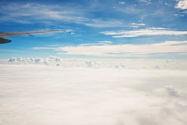 Mooie wolken op blauwe hemel — Stockfoto