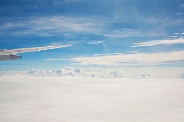 푸른 하늘에 아름 다운 구름 — 스톡 사진