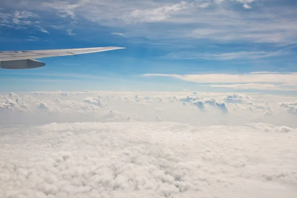 Όμορφη σύννεφα στον καταγάλανο ουρανό — Φωτογραφία Αρχείου