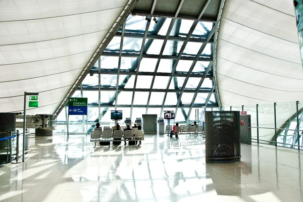 Puerta de salida y hall en el nuevo aeropuerto Suvarnabhumi en Bangk — Foto de Stock