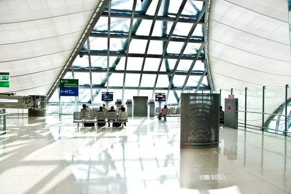 出発ゲートや bangk で新しい空港スワンナプームのホール — ストック写真