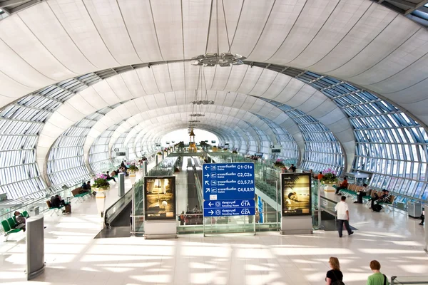 Puerta de salida y hall en el nuevo aeropuerto Suvarnabhumi en Bangk —  Fotos de Stock