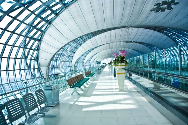 Portão de partida e hall no novo Aeroporto Suvarnabhumi em Bangk — Fotografia de Stock