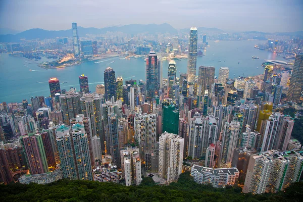Utsikt från toppen över victoria till kowloon tidigt på kvällen — Stockfoto