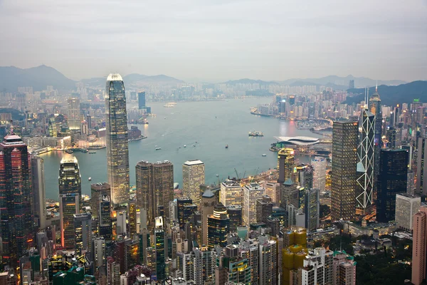 Uitzicht vanaf de top over victoria naar kowloon in de vroege avond — Stockfoto