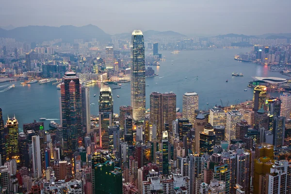 Vista dalla cima sopra Victoria a Kowloon nella prima serata — Foto Stock