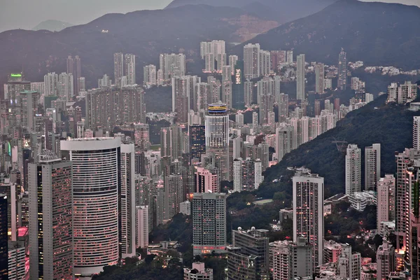 Utsikt från toppen över victoria till kowloon tidigt på kvällen — Stockfoto