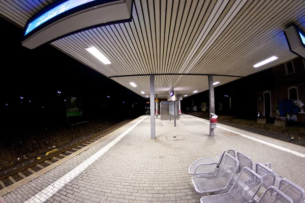 Leerer Bahnhof frühmorgens im Dunkeln — Stockfoto