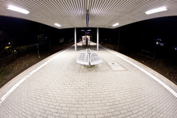 Prázdné nádraží brzy ráno ve tmě — Stock fotografie