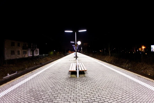 Пустая станция ранним утром в темноте — стоковое фото