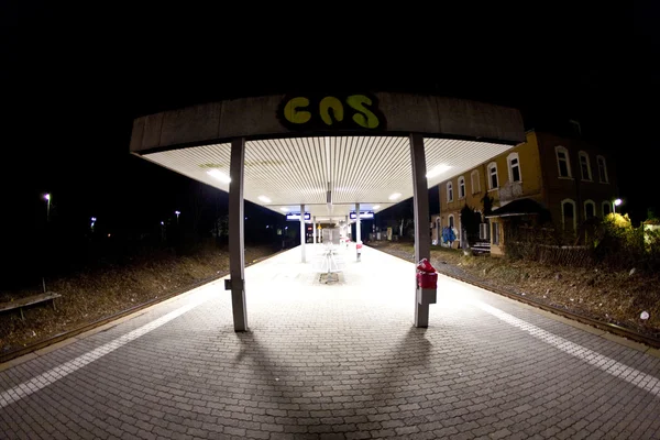 Estación vacía temprano en la mañana en la oscuridad — Foto de Stock