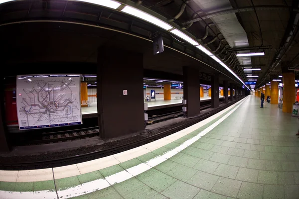 Perron in station — Stockfoto