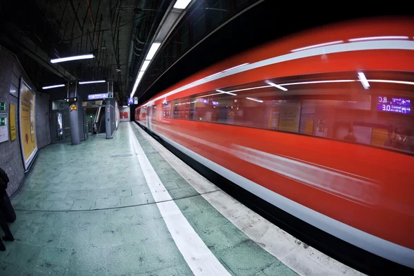 Binnenkomende trein in station — Stockfoto