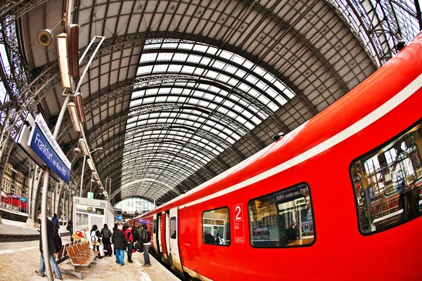 Przychodzące pociąg na stacji — Zdjęcie stockowe