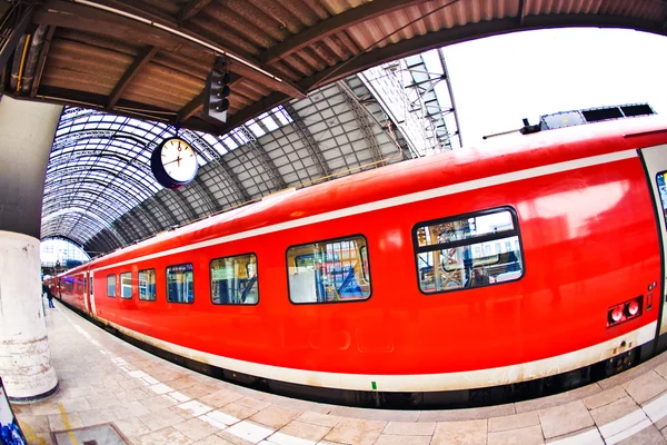 Tren entrante en la estación — Foto de Stock