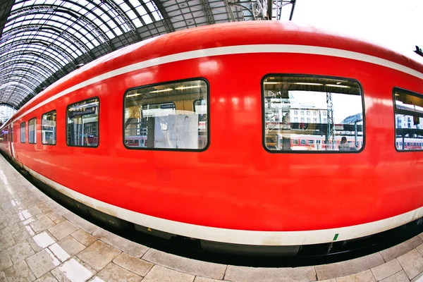 Einfahrender Zug im Bahnhof — Stockfoto