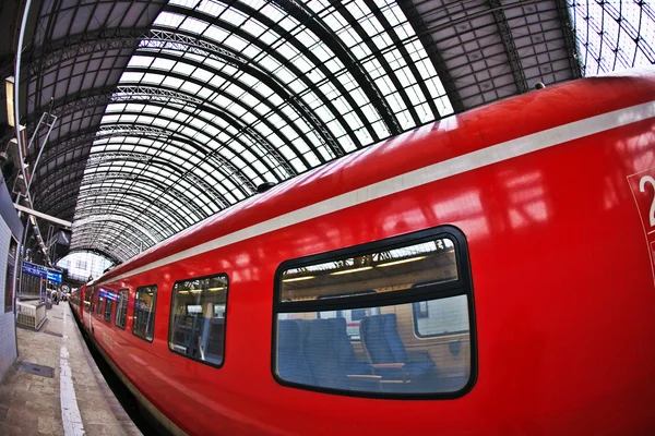 Einfahrender Zug im Bahnhof — Stockfoto