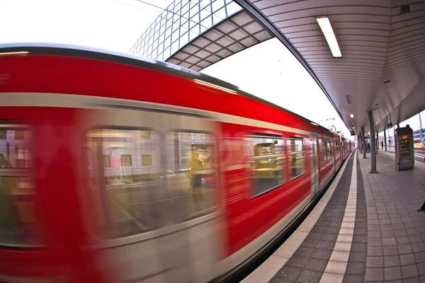 Binnenkomende trein in station — Stockfoto