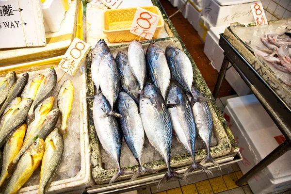 Bütün taze balıkları Asya balık pazarında sunulan — Stok fotoğraf