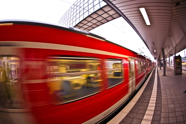 Inkommande tåg i station — Stockfoto