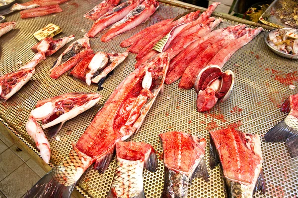 Peștii proaspeți integrali sunt oferiți pe piața de pește din Asia — Fotografie, imagine de stoc