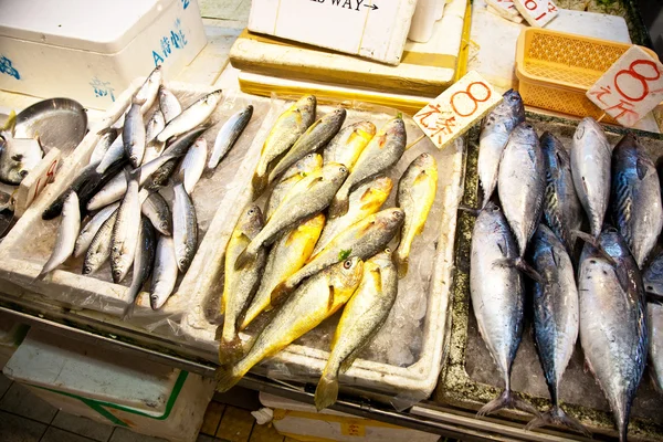 Hele verse vissen worden aangeboden in de vismarkt in Azië — Stockfoto