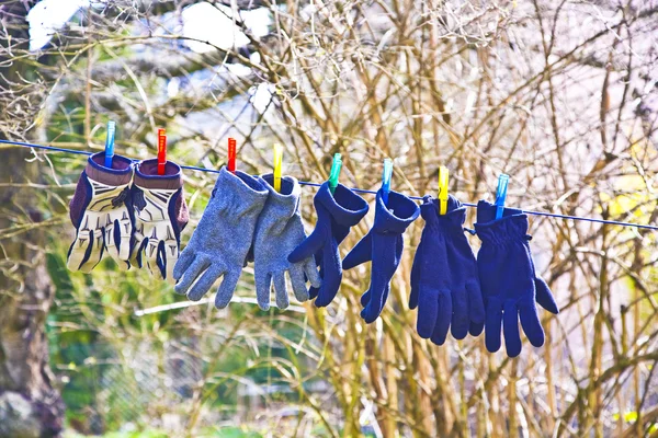 Handschoenen op een regel voor het drogen — Stockfoto