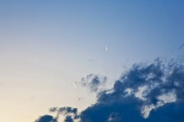 Mavi gökyüzü bulutlar ve yoğunlaşma izleri — Stockfoto