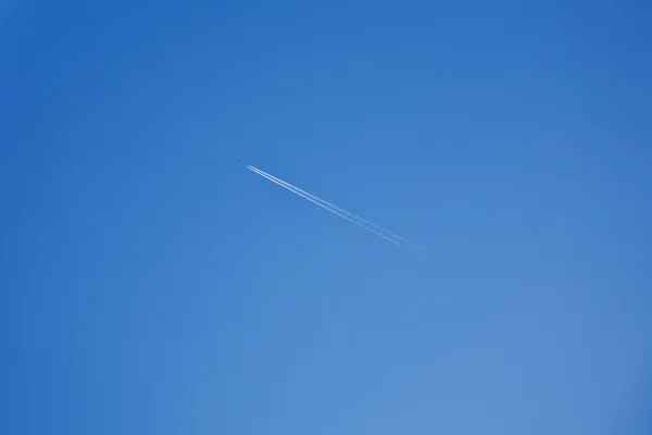 Mavi gökyüzü bulutlar ve yoğunlaşma izleri — Stockfoto