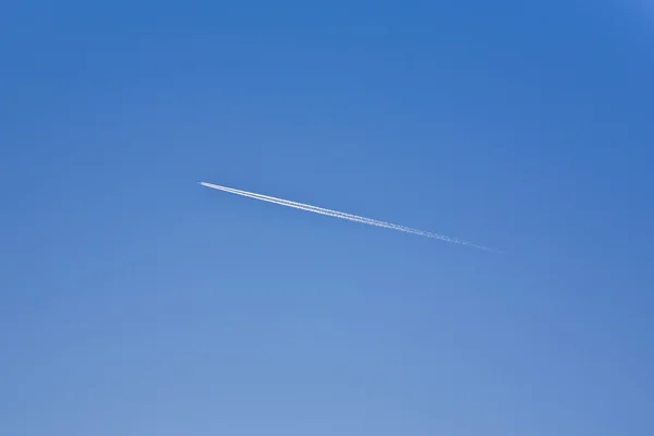 Блакитне небо з хмарами і знаками конденсації — стокове фото