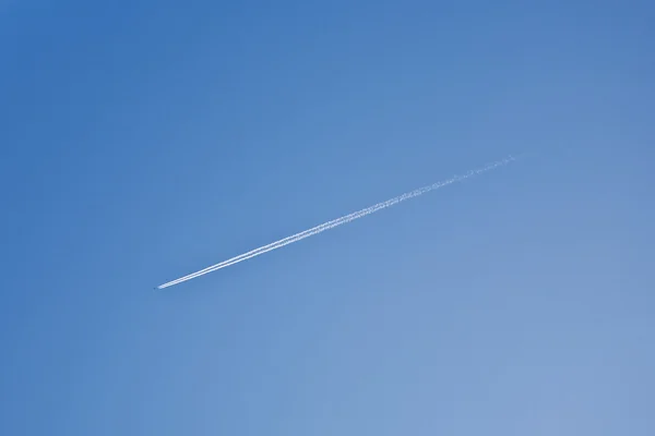 Cielo azul con nubes y marcas de condensación — Foto de Stock